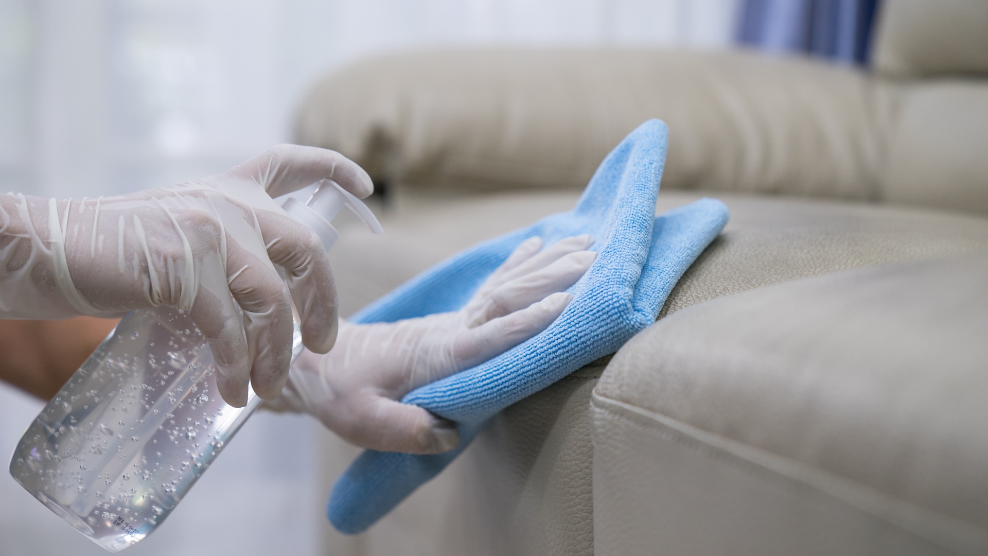 Le bicarbonate de soude pour nettoyer votre canapé en tissu